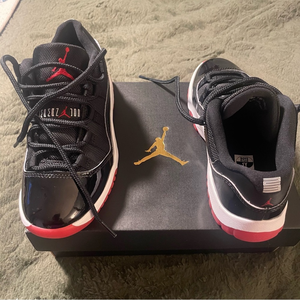 Nike Kids Black and Red Low-Top Sneakers - Picture 6 of 8